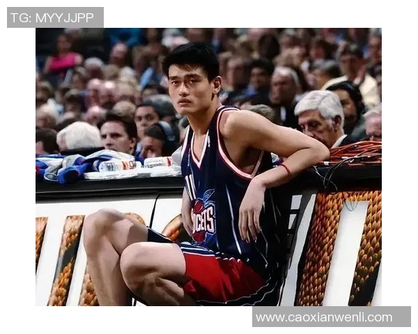 姚明退役后很少打球但仍积极参与篮球推广活动与青少年互动