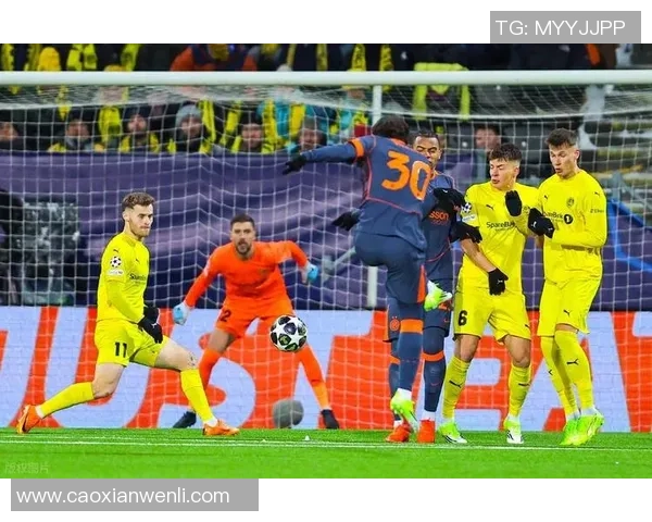 欧冠大战：国米强势3-0击败曼联红牌争议引发全场热议