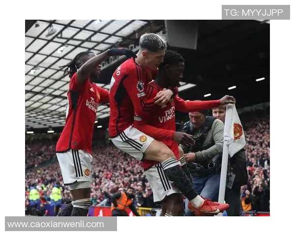 英超焦点战曼联与巴萨激战成平局绝杀瞬间引发全场沸腾 英超焦点战曼联与巴萨激战成平局绝杀瞬间引发全场沸腾